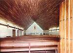 Foto n 8: Interior de la capilla, dedicada a 'Nuestra Seora de los Angeles'. Sin embargo, en el momento de hacer la fotografa, an no se haban colocado los cuatro ngeles que circundan a la virgen, y que se pueden contemplar en otras fotografas, en esta misma web. Otro detalle curioso: en el momento de la inauguracin, las misas an se celebraban por el rito litrgico anterior al Concilio Vaticano II: el sacerdote de espaldas a los fieles.