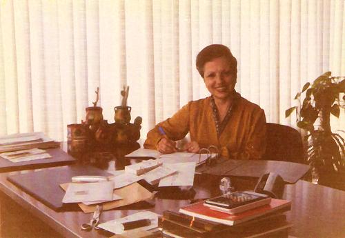 M Jess Casas, directora de la Resi de Villarcayo (1979-81), en su despacho (1-III-1981)