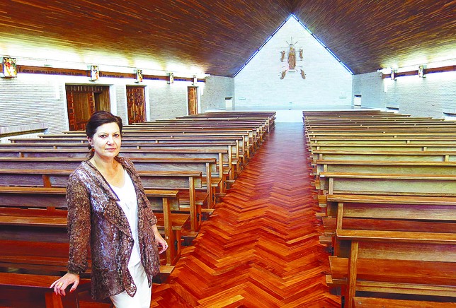 Mercedes Alzola mostrando la reformada capilla